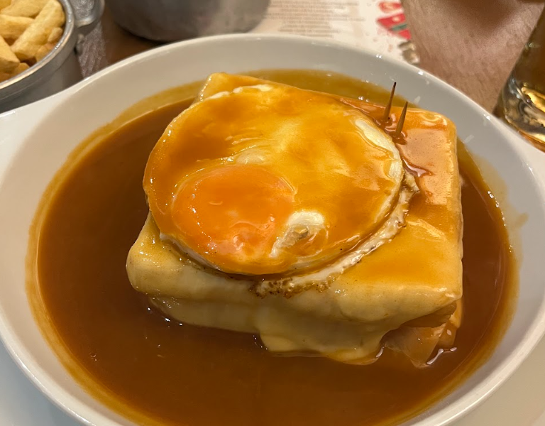 francesinha ricetta con uovo