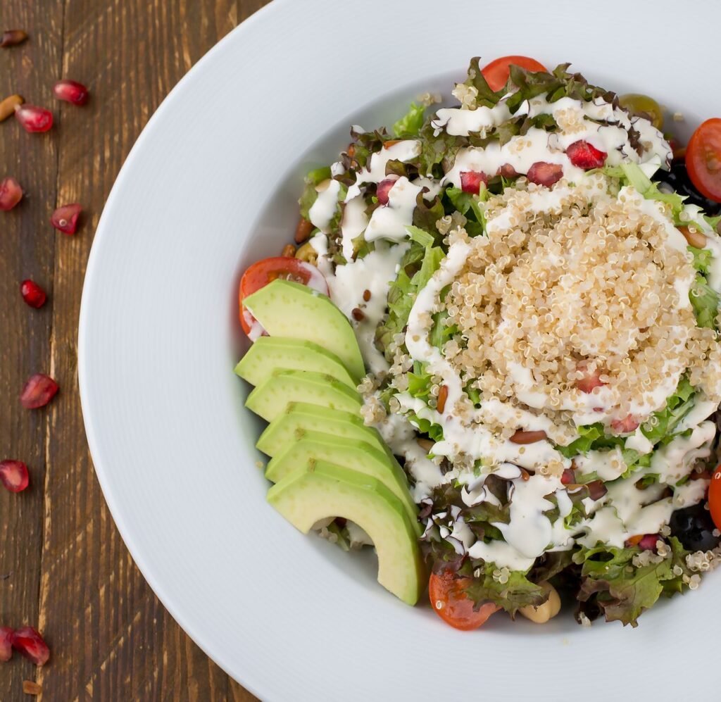 insalata di quinoa avocado